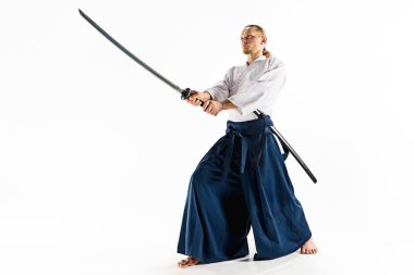 Genç adam stüdyoda Aikido eğitimi