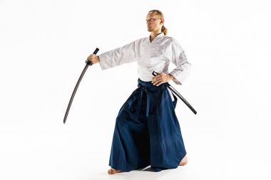 Genç adam stüdyoda Aikido eğitimi