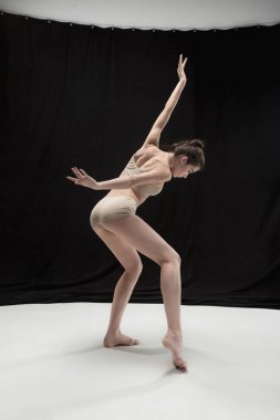 Beyaz zemin zemin üzerine genç genç dansçı.
