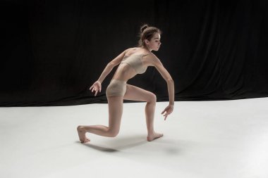 Beyaz zemin zemin üzerine genç genç dansçı.