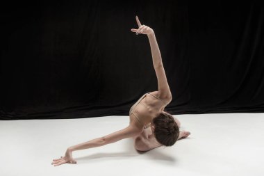 Beyaz zemin zemin üzerine genç genç dansçı.