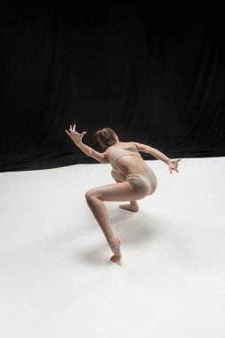 Beyaz zemin zemin üzerine genç genç dansçı.