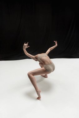 Beyaz zemin zemin üzerine genç genç dansçı.
