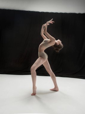 Beyaz zemin zemin üzerine genç genç dansçı.