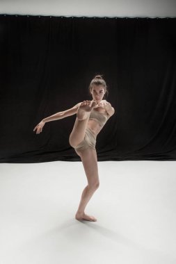 Beyaz zemin zemin üzerine genç genç dansçı.