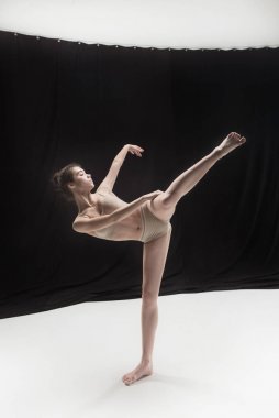 Beyaz zemin zemin üzerine genç genç dansçı.
