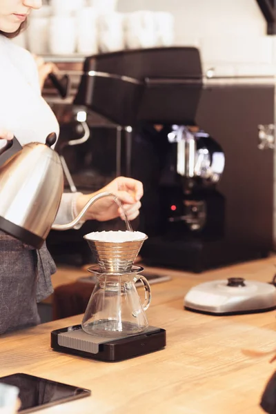 Handtropfkaffee, Barista gießt Wasser auf Kaffeesatz mit Filter — Stockfoto