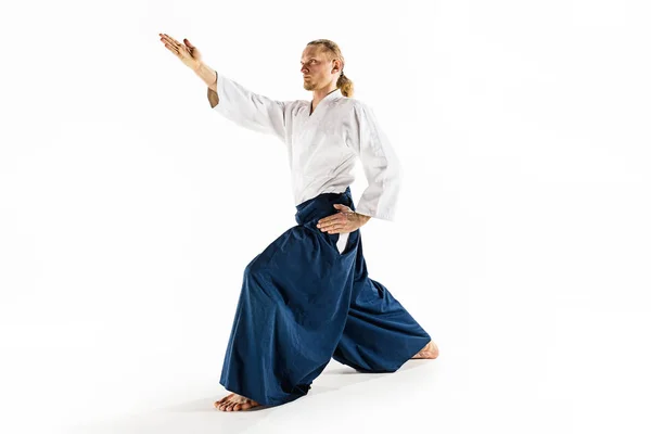 Aikido master praktijken verdediging houding. Gezonde levensstijl en sport concept. Man met baard in witte kimono op witte achtergrond. — Stockfoto