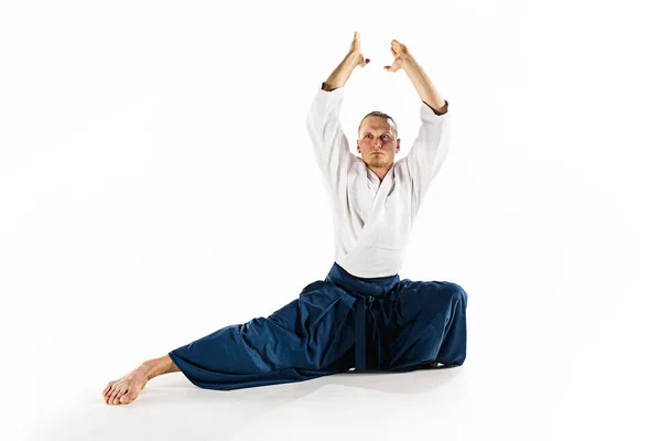 Aikido master praktijken verdediging houding. Gezonde levensstijl en sport concept. Man met baard in witte kimono op witte achtergrond. — Stockfoto