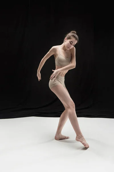 Joven bailarina adolescente sobre fondo blanco . — Foto de Stock