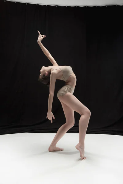 白の床の背景に若い 10 代のダンサー. — ストック写真