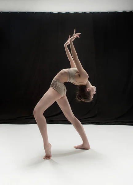 Молодий підліток танцюрист на фоні білої підлоги . — стокове фото