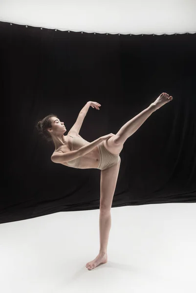 Jeune danseuse adolescente sur fond blanc . — Photo