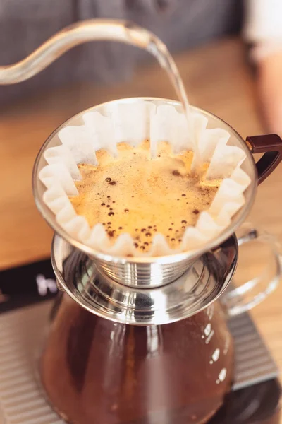 Goteo de café a mano, Barista verter agua en el café molido con filtro —  Fotos de Stock