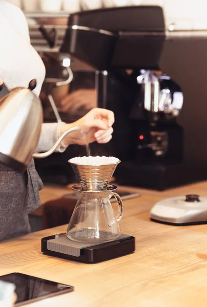 Barista, cafetería, elaboración de café, preparación y concepto de servicio — Foto de Stock