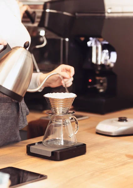 Handtropfkaffee, Barista gießt Wasser auf Kaffeesatz mit Filter — Stockfoto