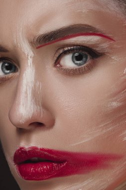 Moda Model kız renkli yüzü boyalı. Güzellik moda sanat portre renkli soyut makyaj ile güzel kadının.