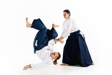 Erkek ve kadın, dövüş sanatları okulu Aikido eğitimi mücadele