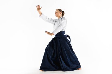 Aikido Ana uygulamaları duruş savunma. Sağlıklı yaşam ve spor kavram. Beyaz arka plan üzerinde beyaz kimono kadında.