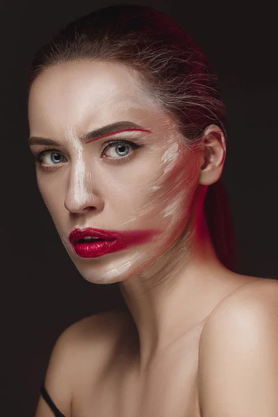 Fashion Model meisje met gekleurde gezicht geschilderd. Schoonheid mode kunst portret van mooie vrouw met kleurrijke abstracte make-up. — Stockfoto