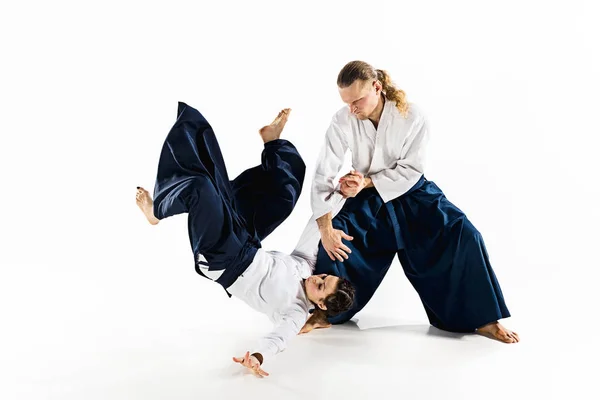 Uomo e donna che combattono a Aikido formazione nella scuola di arti marziali — Foto Stock