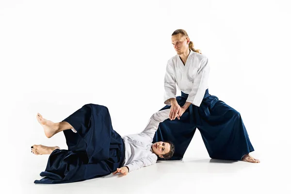 Uomo e donna che combattono a Aikido formazione nella scuola di arti marziali — Foto Stock