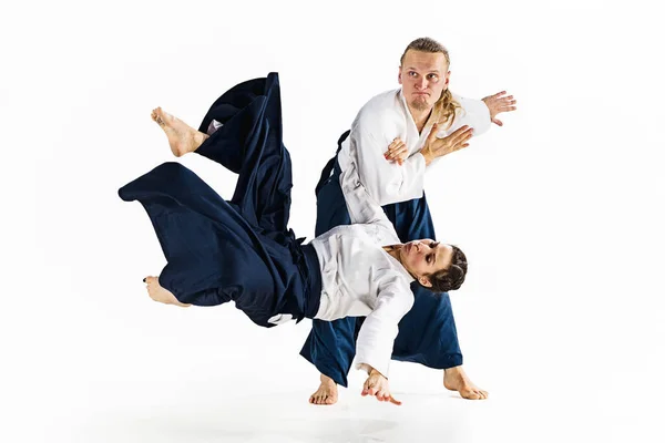 Man en vrouw vechten op aikidostage in martial arts school — Stockfoto