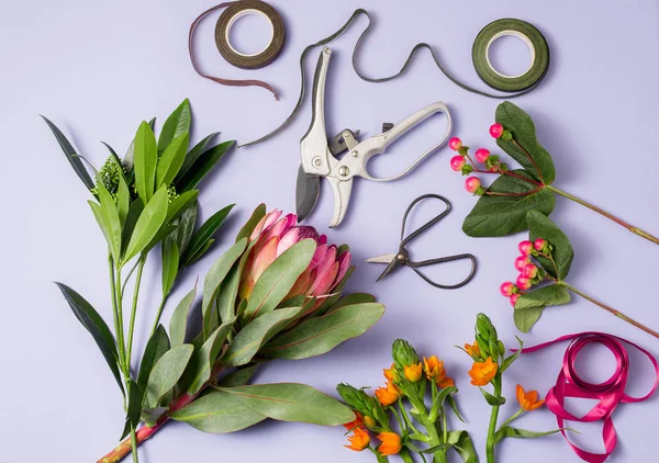 Herramientas y accesorios floristas necesitan para hacer un ramo — Foto de Stock