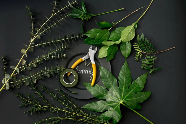 Tools en accessoires bloemisten nodig voor het maken van een boeket — Stockfoto