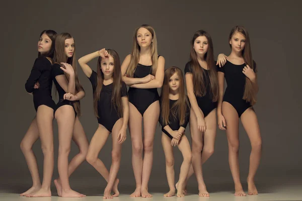 O grupo de meninas adolescentes posando no estúdio branco — Fotografia de Stock