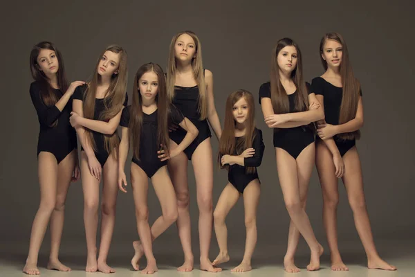 El grupo de chicas adolescentes posando en el estudio blanco —  Fotos de Stock