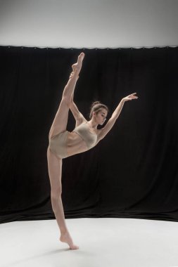 Beyaz zemin zemin üzerine genç genç dansçı.
