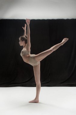Beyaz zemin zemin üzerine genç genç dansçı.