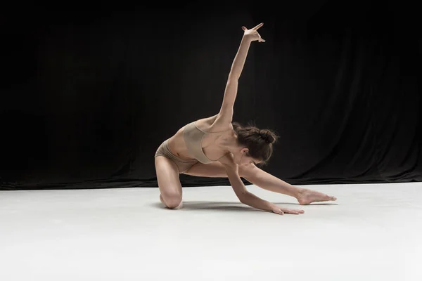 白の床の背景に若い 10 代のダンサー. — ストック写真