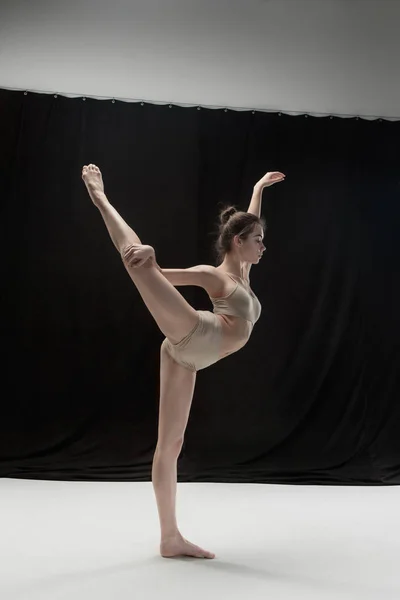 Jovem adolescente dançarina no fundo do chão branco . — Fotografia de Stock