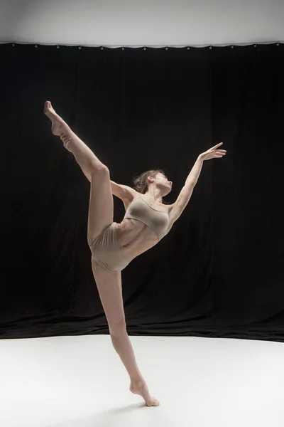 Молодой танцор на белом фоне пола . — стоковое фото