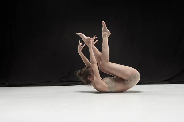Młoda Nastolatka tancerka na tle białej podłogi. — Zdjęcie stockowe