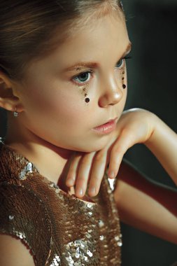 Genç güzel genç kız stüdyoda moda portre