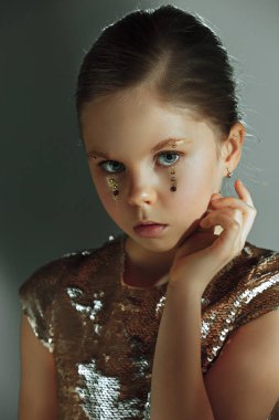 Genç güzel genç kız stüdyoda moda portre