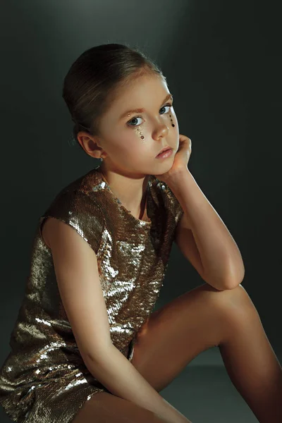 De portret mode van jonge mooie tiener meisje in studio — Stockfoto