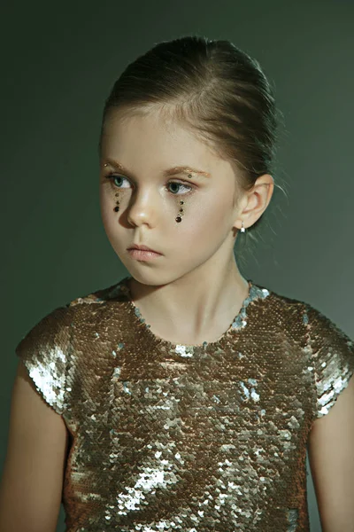 De portret mode van jonge mooie tiener meisje in studio — Stockfoto