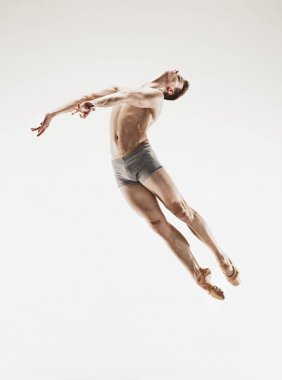 Erkek atletik balet beyaz arka plan üzerinde izole dans performans.