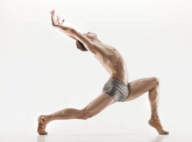 Atletik balet gri arka plan üzerinde performans mükemmel bir şekil içinde.