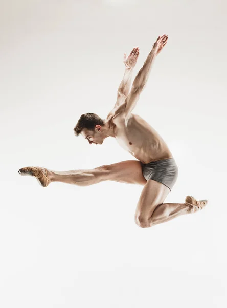 흰색 배경에 고립 댄스 수행 남성 체육 발레 댄서. — 스톡 사진