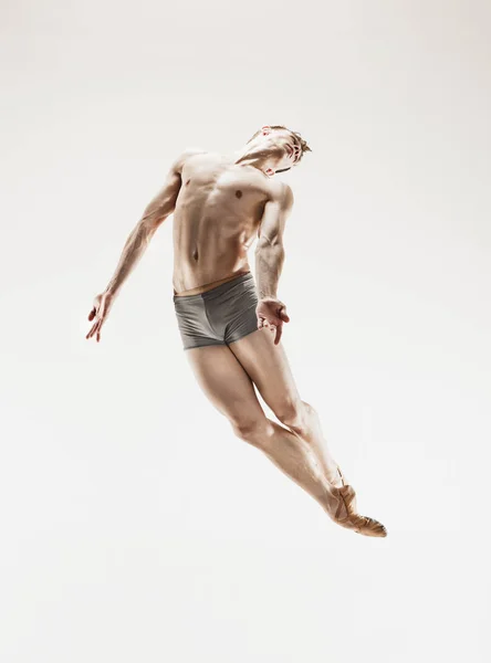 O bailarino atlético masculino executando dança isolada no fundo branco . — Fotografia de Stock