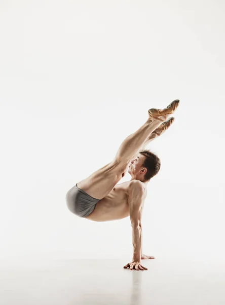 회색 배경 위에 수행 하는 완벽 한 모양에서 체육 발레 댄서. — 스톡 사진