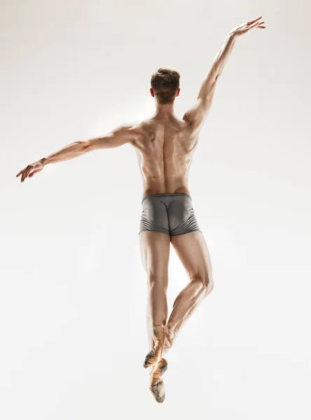 O bailarino atlético masculino executando dança isolada no fundo branco . — Fotografia de Stock