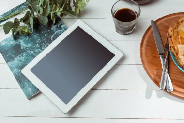 Tablet ve krep suyu ile. Sağlıklı kahvaltı