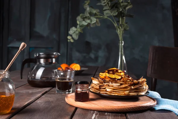 Verse zelfgemaakte Franse pannenkoeken gemaakt met eieren, melk en meel, gevuld met marmelade op een vintage plaat — Stockfoto