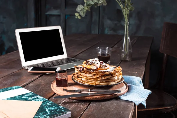 ノート パソコンとジュースとパンケーキ。健康的な朝食 — ストック写真